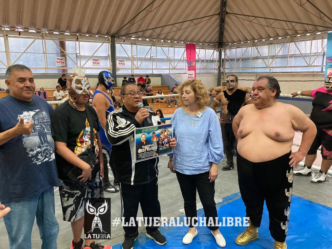 LaTijeraLucha's tweet photo. Homenaje para el ex referí y luchador #BabyRichard por parte de #ProduccionesTragedias y la #DiputadaGabySalido
Un merecido reconocimiento para el gran Richard...
#latijeraluchalibre https://t.co/TNvdENmm5S