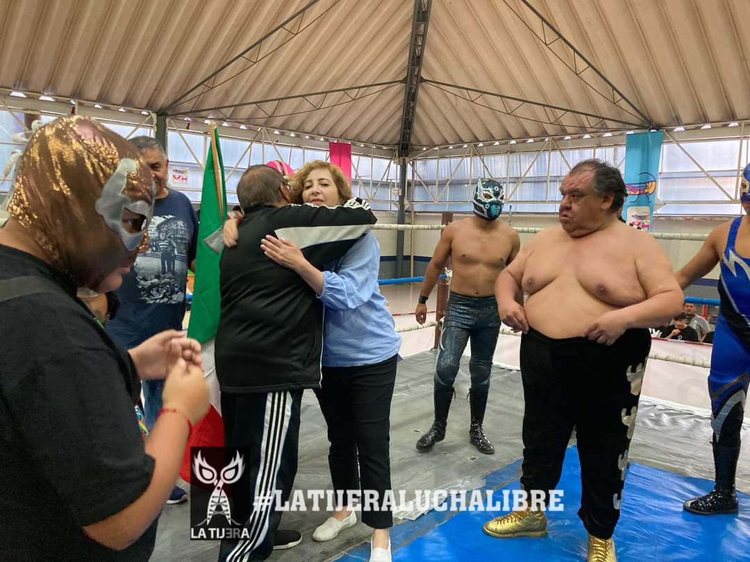 LaTijeraLucha's tweet photo. Homenaje para el ex referí y luchador #BabyRichard por parte de #ProduccionesTragedias y la #DiputadaGabySalido
Un merecido reconocimiento para el gran Richard...
#latijeraluchalibre https://t.co/TNvdENmm5S