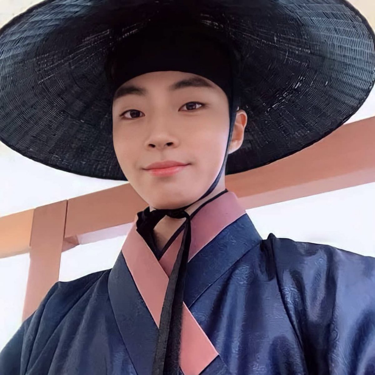 MV89LY's tweet photo. Faz muito tempo mesmo que não uso essas roupas tradicionais, nostálgico. #MUGRAM #MUGCHUSEOK https://t.co/BSViI3zhhG