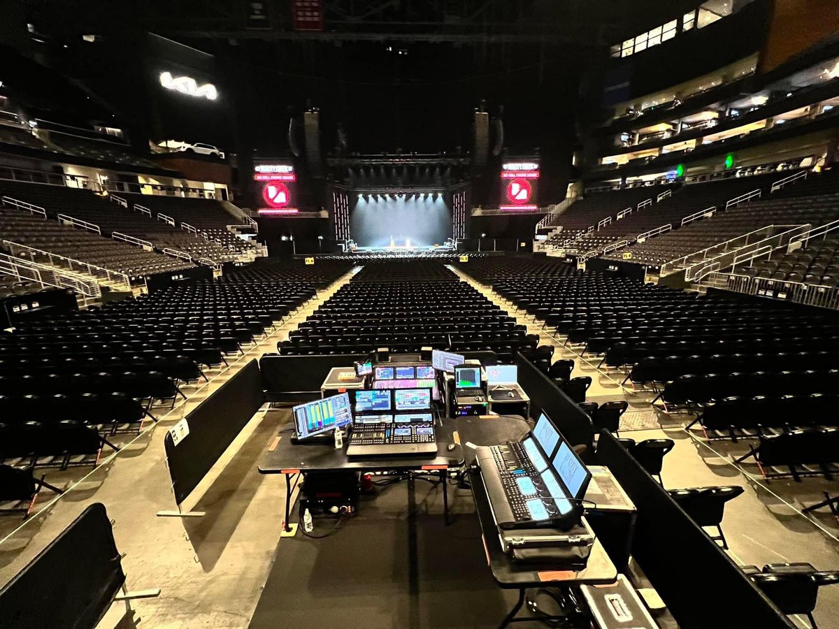 Showtime_Sound's tweet photo. With desks like these, the office isnโt so bad! Our team just wrapped 2 sold out ATL shows with Kevin Hart. Next up, Nashville! ๐ธ: @sttc22
@L_ACOUSTICS @TELEFUNKEN_Mics @AvidLiveSound @MALighting @StateFarmArena
#showtimetouring #TourLife #RealityCheckTour2022 #KevinHart https://t.co/FJJjaimini