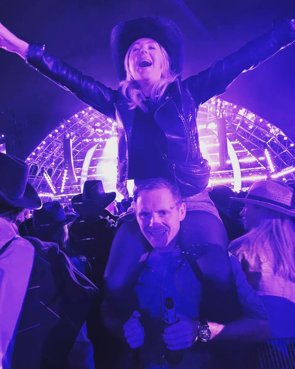 Ciars85's tweet photo. @garthbrooks A picture paints a 1000 words #epic 🇮🇪 https://t.co/gfeuNdEtNK