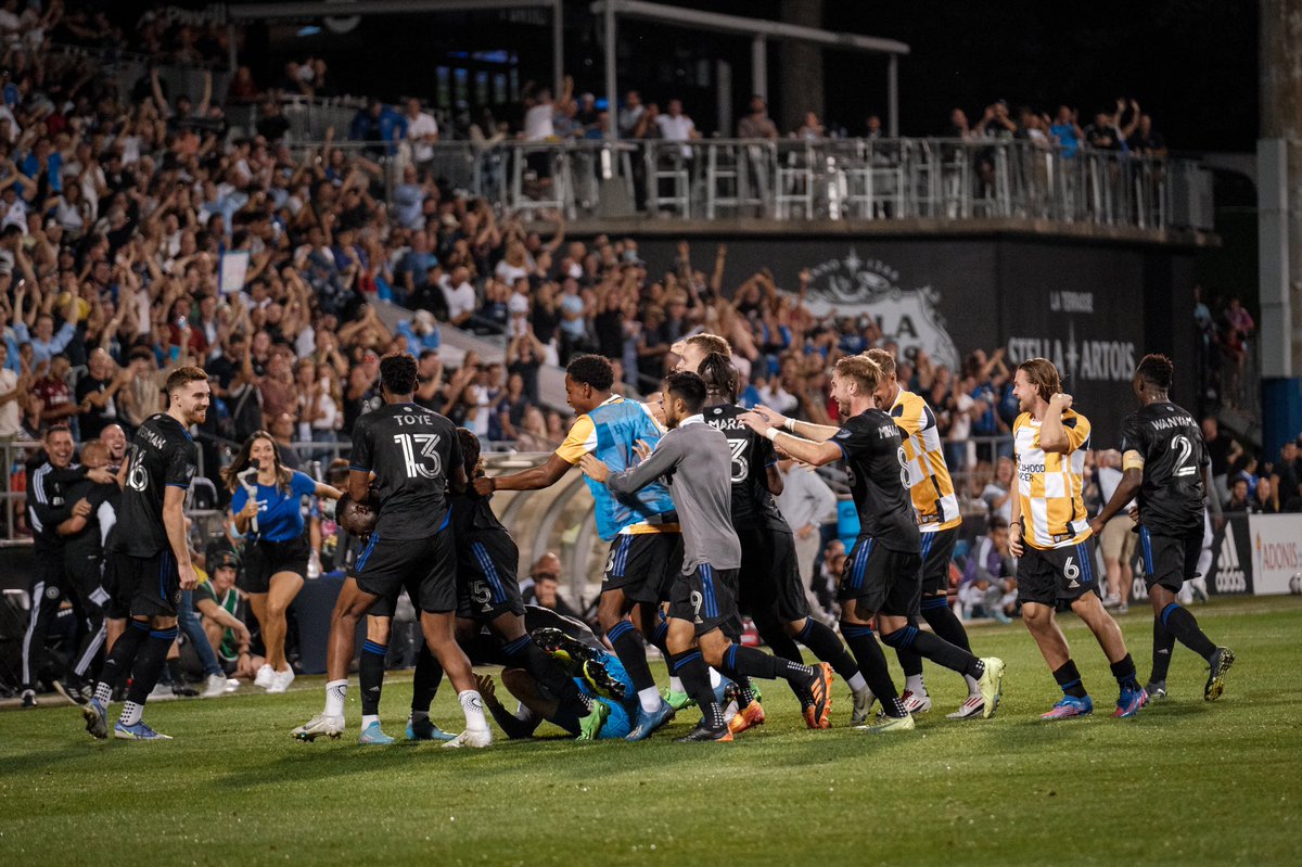 Took a minute to soak this moment in. Words are so hard to describe how this group is. Absolutely incredible 💙🖤 playoff bound 🙏🏻