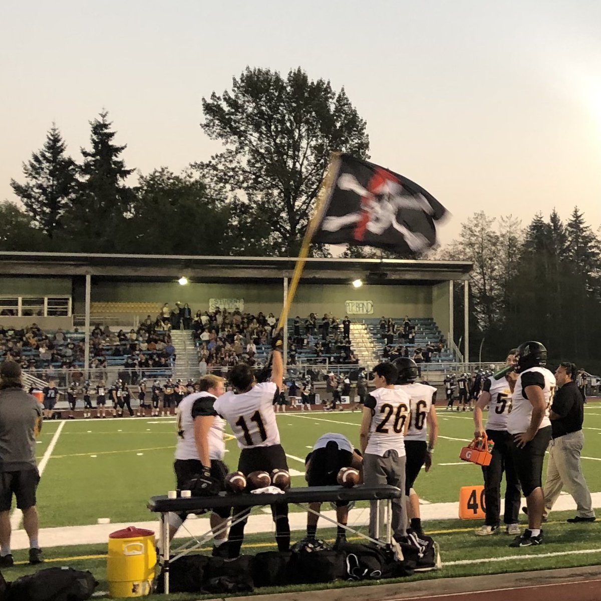 VashonPirates's tweet photo. LAST NIGHT WAS FRIDAY NIGHT FOOTBALL #FNF!
Gorgeous Sunset 🌞 and Moon Rise 🌕 for VIHS WK2 Varsity Football Game!!
🏈Vashon Pirates x Sultan Turks!!!

☠️
CE

#GoVashonPirates
#LetsGoPirates
#YouRock
#VashonLove
#VISD
#VashonPirates
#TheRock
#VarsityFootball
#NisquallyAthletics https://t.co/rb5jrqFgRz
