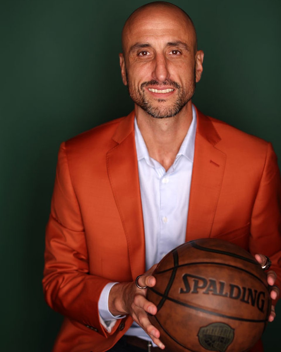 💫 Desde el chico que empezó picando la pelota en nuestra casa, al hombre que dejó un legado por cada lugar donde pasó.
         
🏅 Un grande entre los grandes que quedó inmortalizado en la NBA. 

#ManuHOF
#OrgulloBahiense 💙💛❤️