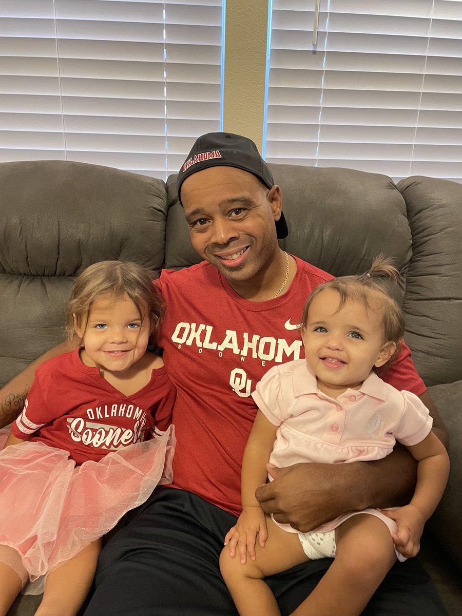 frankiewill74's tweet photo. Now this is what we need for our Sooners to get on track. A little Sooner Magic! #poppytime #BoomerSooner https://t.co/vEIE2lqXk6