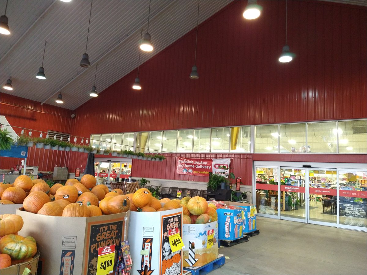 HebQuest's tweet photo. Barnhouse HEB! These ones aren't common but I have seen one elsewhere in Texas. Not the biggest but also kinda cozy!

Highway 21 and Texas Ave
Bryan, TX https://t.co/MiXcI25e8E