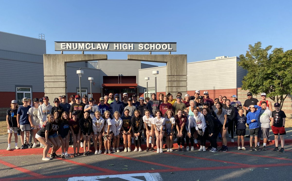 ShaunVCarey's tweet photo. Day of service to our schools and the community sponsored by the Enumclaw Rotary. Our Hornets stepped up big!!! Outstanding! https://t.co/hq8jjappuq
