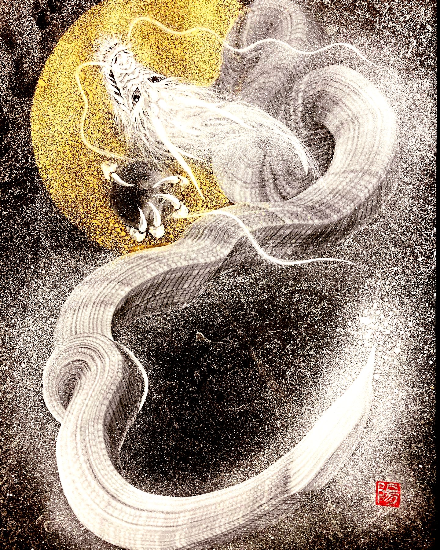 西川陽春 月と白龍 昨晩は 中秋の名月 月がとても綺麗でしたね さて 今回の一筆龍は 銀流し とでも言うべきでしょうか 背景全体に銀をまぶしています 絵師さんと繋がりたい 一筆龍 宝珠 如意宝珠 月 月光 マーブリング 墨流し