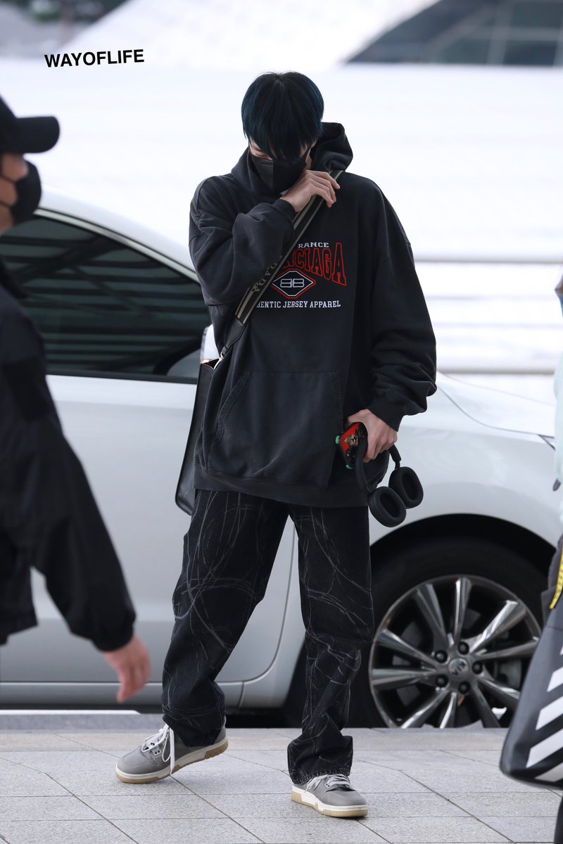 jenbiverse's tweet photo. เจโน่จะเป็นไอดอลเคป๊อปคนแรกที่ได้เปิดรันเวย์โชว์ที่ NYFW (New York Fashion Week) ของแบรนด์ Peter Do ที่จะจัดขึ้นในวันที่ 13 กันยานี้แล้วจริงๆสิน้า บินแล้ว🥺 ไปพร้อมกระเป๋า Prada ใบโปรดกับสุดชุดเท่ พกเฮดโฟนไปด้วย ㅠ . ㅠ เดินทางปลอดภัยนะคะ ขอให้ทุกอย่างที่นั่นราบรื่นคับคนเก่ง🐶🤍 https://t.co/dbZK2kyLoS