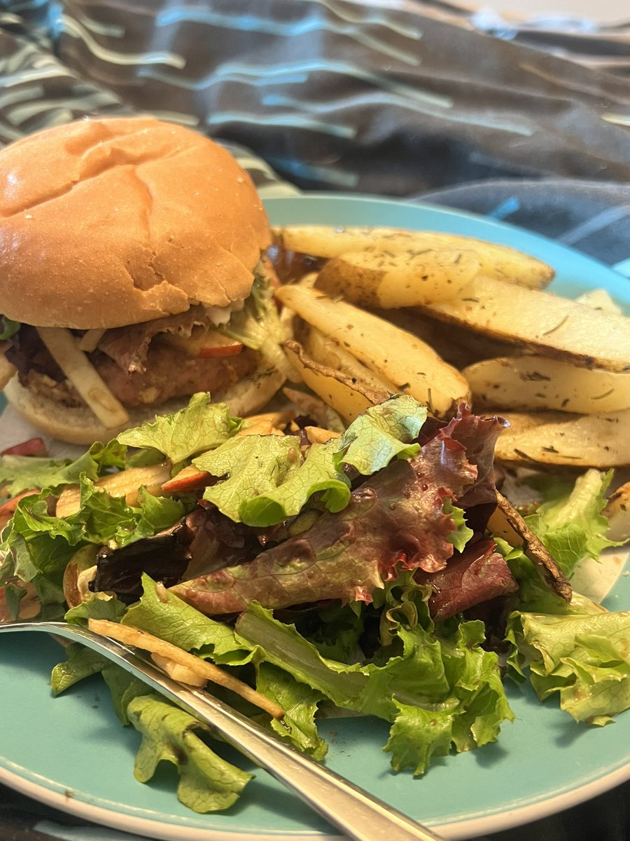 DolledUpDesign's tweet photo. @dinnerwithjulie Burgers in bed while I try to keep my Covid to myself. Thank goodness I had @HelloFreshCA sitting in the fridge for my husband to cook up. https://t.co/UywSyJZemj