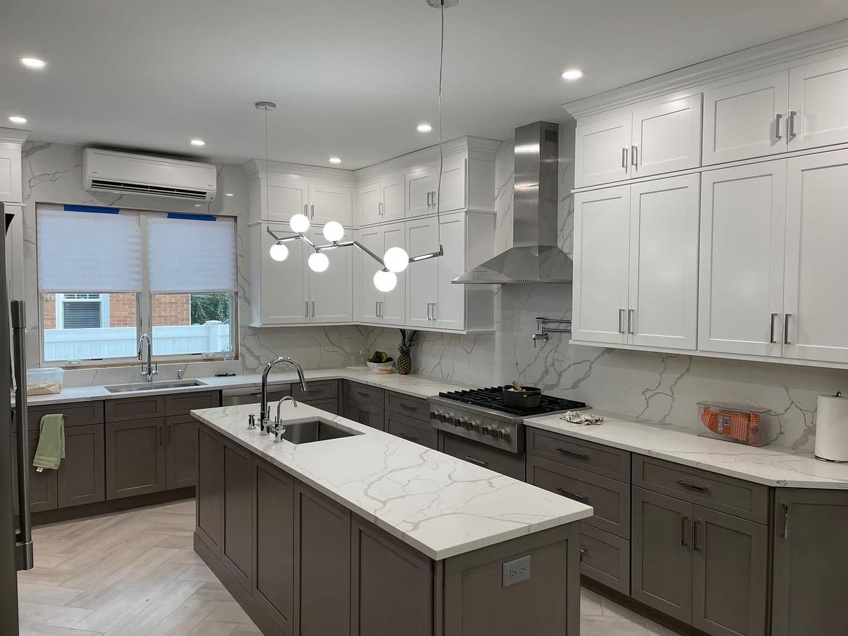 ExclusiveCAD's tweet photo. https://t.co/i03c32zu1p
Tall beauty!! 9’ ceilings made this space so grand and the double height cabinetry fits like a glove!! Beautiful mix of colors and the full backsplash on this one pulls everything together nicely!#kitchen #kitchendesign #grey #white #cabin https://t.co/PsIWR8zUeb