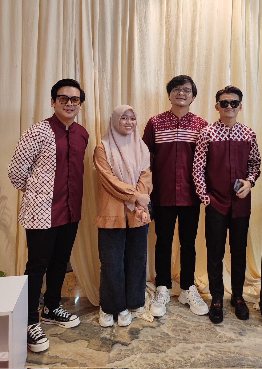 sejutaTintaa's tweet photo. With abang² #adammusik kurang ka @ReyMbayang nih https://t.co/jnOIE2vCLb