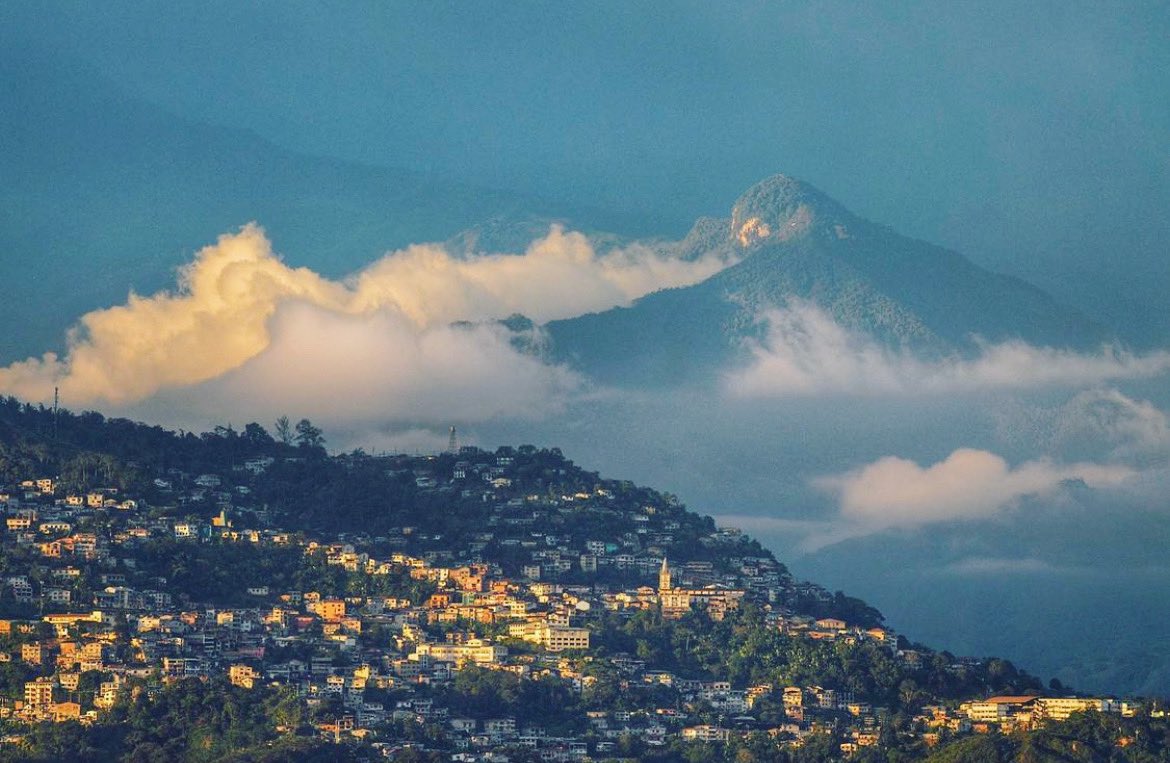 Una hermosa fotografía panorámica tomada desde el sitio La Mesa.
#Zaruma #Ecuador