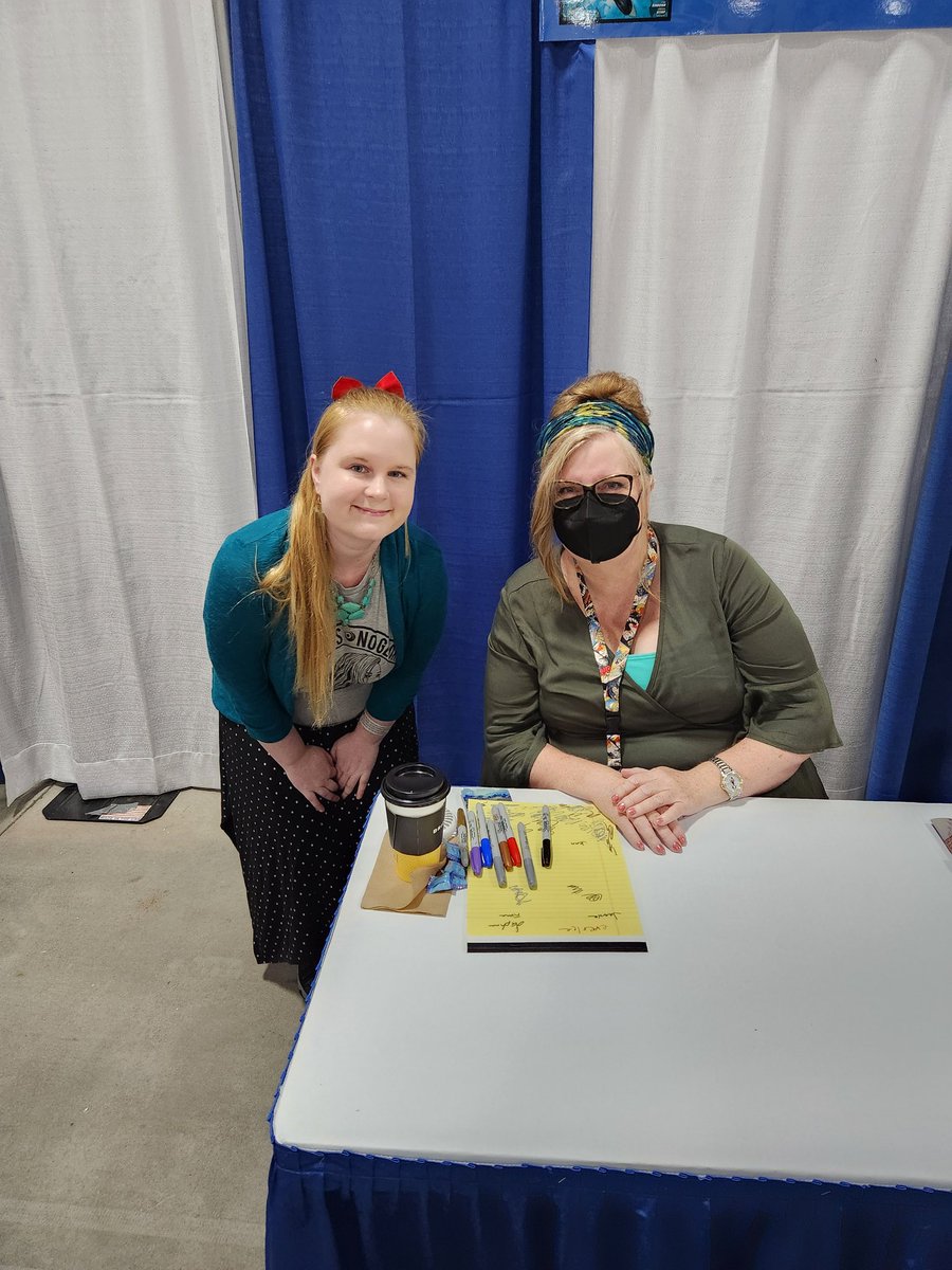 Thank you @OttawaCC for booking <a href="/GailSimone/">Gail Simone 💙💛</a>. I've missed being able to talk to my favourite writers directly. Her panel was incredible too. 
<a href="/lights/">Lights</a> wore my En shirt. Can't wait for the second arc ❤️