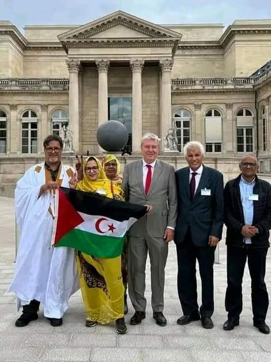 mbarkachour7's tweet photo. خبركم مبارك عاشور المعتقل السياسي سابقا صحراوي علم الجمهورية العربية الصحراوية الديموقراطية  يرفع داخل البرلمان الفرنسي 🇫🇷🇪🇭النصر و التمكين لشعب القضية ✌️ https://t.co/ciOGrNnnbw
