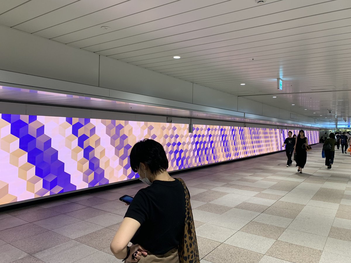 新宿駅ディスプレイ　暑い🥵環境破壊だな　どうして設置したんだろう？
