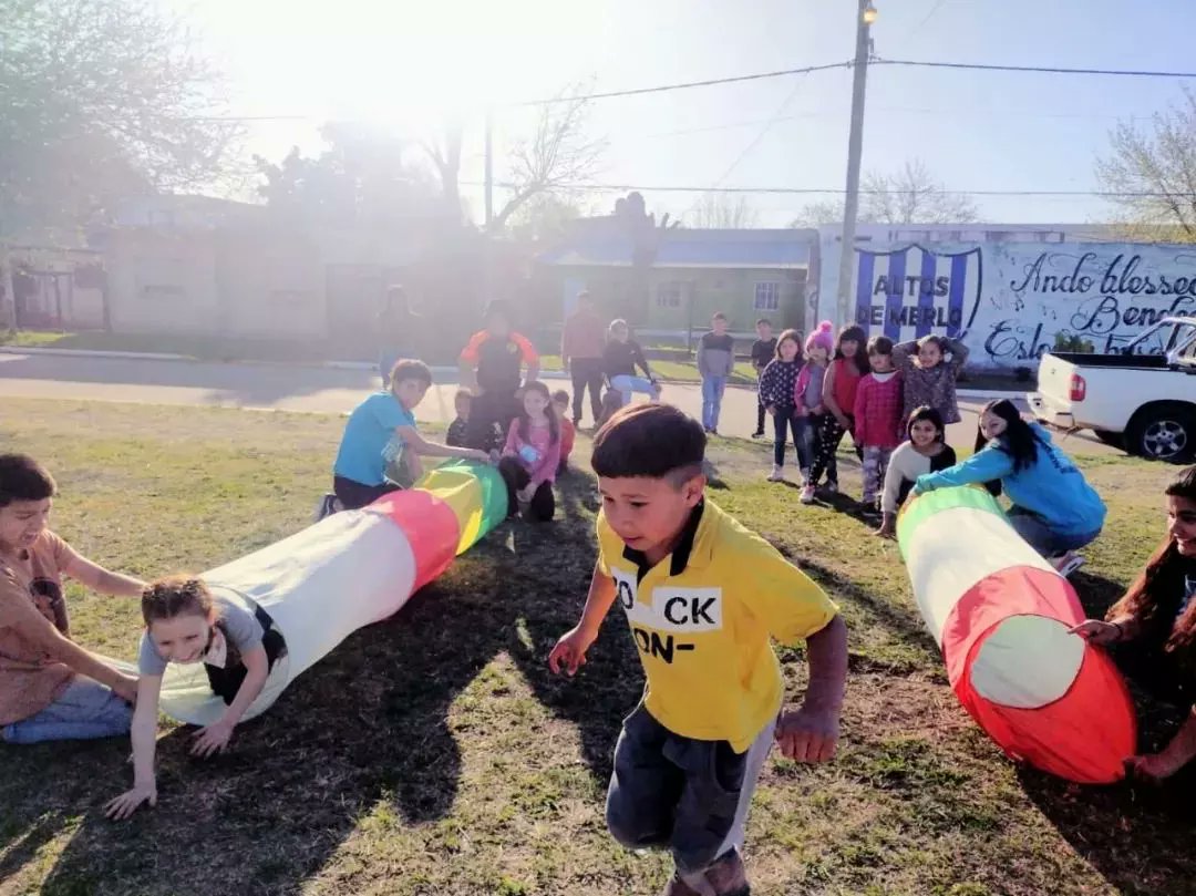 EncuentroMerlo's tweet photo. #PlazaRecreativa en #AltosDeMerlo

✌️ Junto a las infancias y familias del barrio pasamos una tarde de diferentes juegos, pintada de dibujos y cerramos con una rica merienda. 

Actividad a cargo de les compas de @juvenemerlo https://t.co/CIYWvym4S0