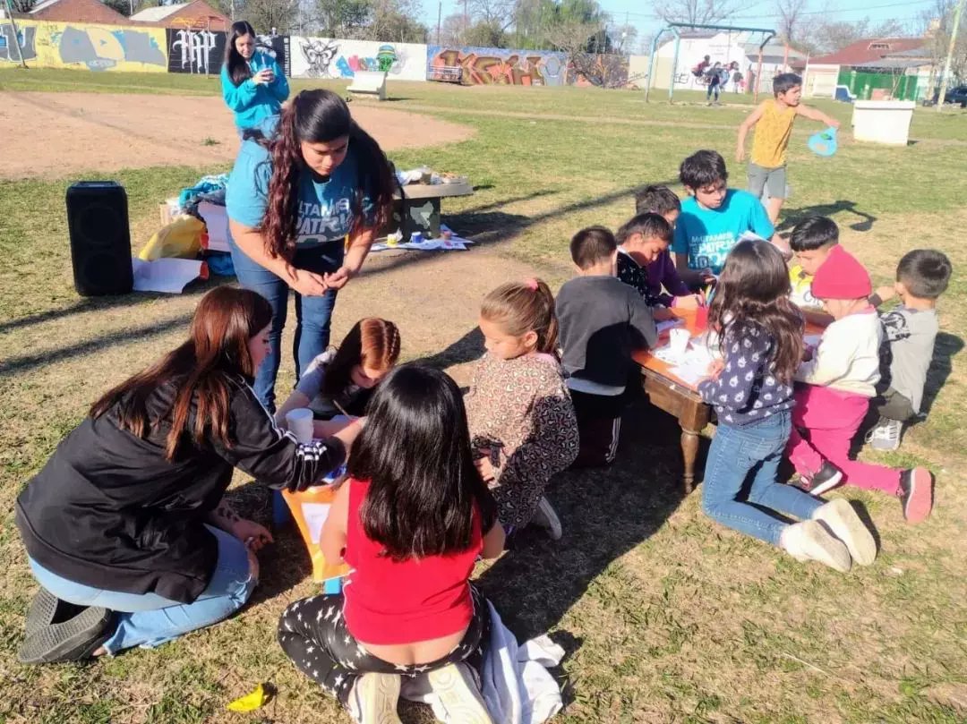 EncuentroMerlo's tweet photo. #PlazaRecreativa en #AltosDeMerlo

✌️ Junto a las infancias y familias del barrio pasamos una tarde de diferentes juegos, pintada de dibujos y cerramos con una rica merienda. 

Actividad a cargo de les compas de @juvenemerlo https://t.co/CIYWvym4S0