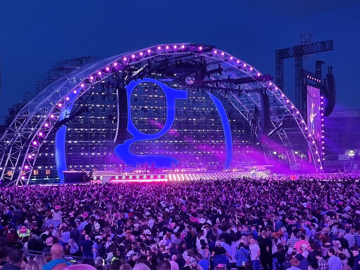 keithgilroy1's tweet photo. With out doubt the best gig I was ever at. Take a bow @garthbrooks. Anyone heading to @CrokePark tomorrow or next week is in for a treat. https://t.co/WF9DhoVcfJ