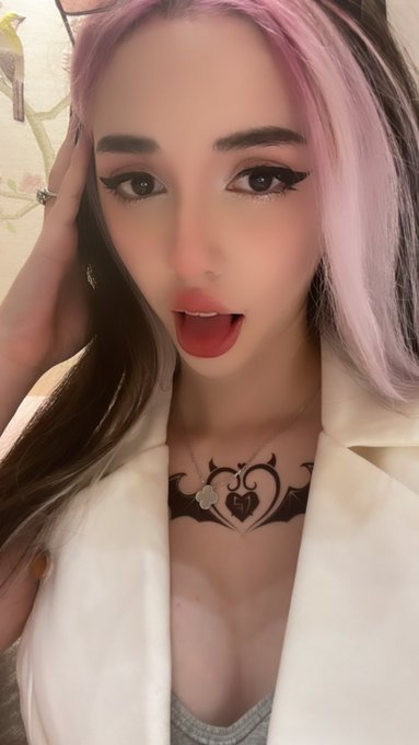 Just got a new necklace yay do u like it? ? https://t.co/giYwlIYhER