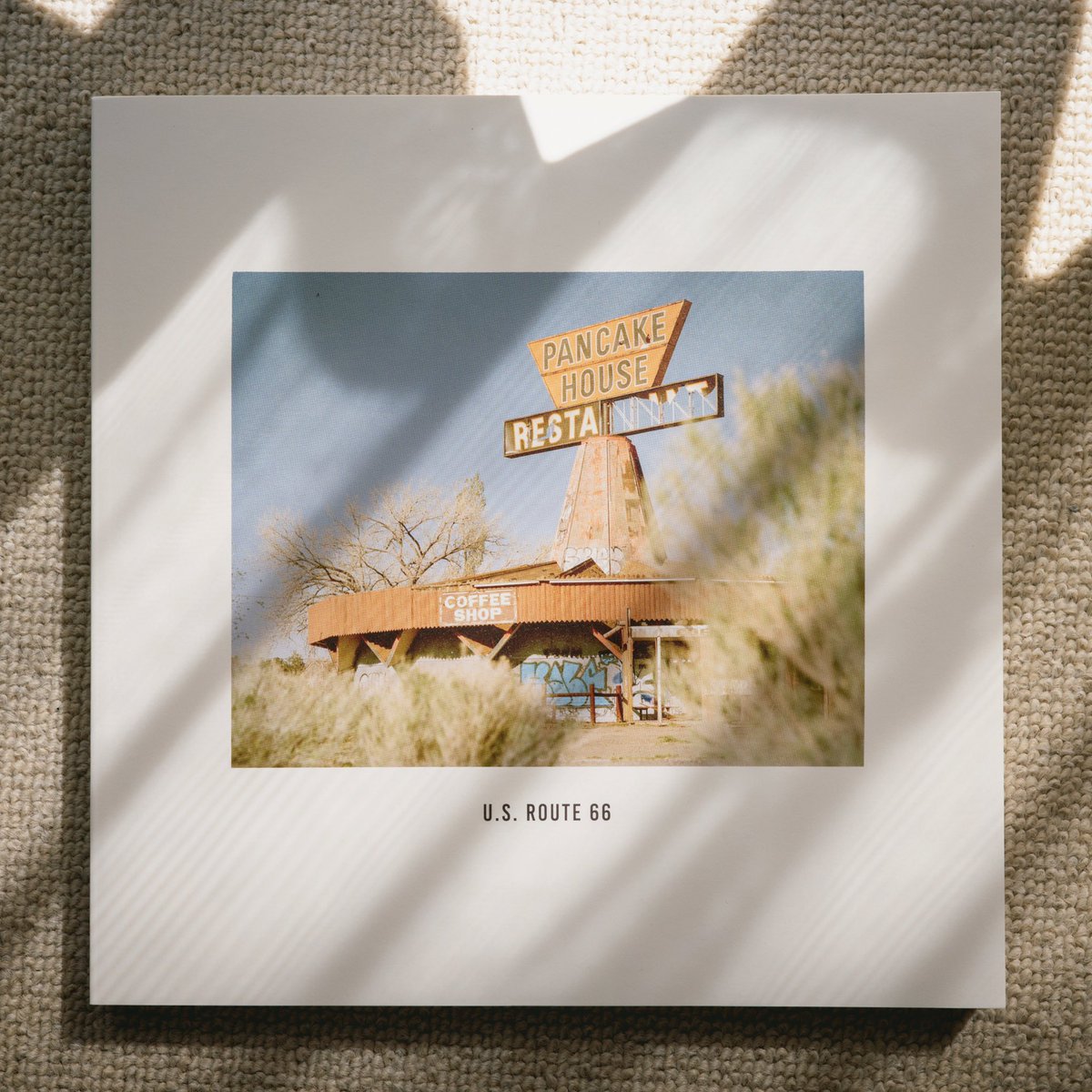 set_953's tweet photo. U.S. ROUTE 66
( ARIZONA ) KOJI UEDA
率直に行きたい!撮りたい!って思わせてくれる写真集です!オススメです!
#USROUTE66
#写真家夫婦上田家
#上田晃司
#写真集
#オススメ
#roadtrip
#フィルムカメラ
#Kodak
#スナップ写真
#snapshot
#streetsnap
#ARIZONA https://t.co/3aBuZMqMjS