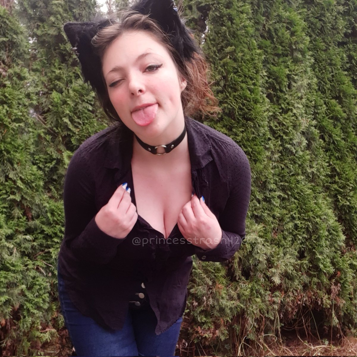 PTrash420's tweet photo. Hard to button this shirt with nails lol 😆 
https://t.co/JXS54EGLCV 🥵 
.
.
.
#catgirl #catears #cutecatgirl😍 #neko #nekogirl #curvy #cruvygirl #buttonupshirt #buttonup #jeans #collar #outdoors #alternitive #lightmakeup #brunette https://t.co/VoFhvh2RCS
