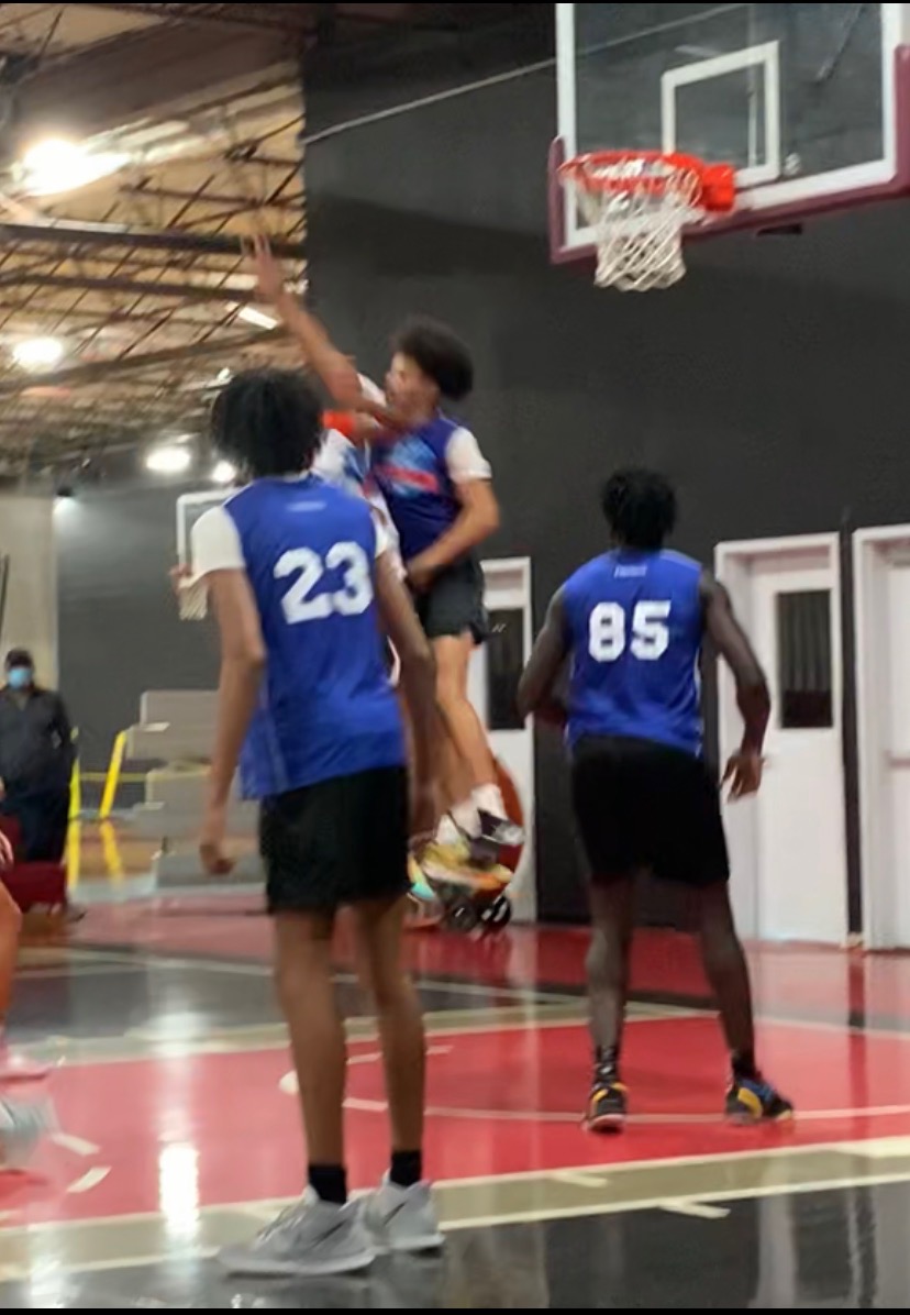 Rob_Tay16's tweet photo. @DMVelite80 was 🔥 and got a chance to run with the DMV's best under one 🏚!! Today was a good day!! 💪🏾🔐💪🏾 @RockCreekMBB It's go time!! Thanks @MarcusHelton for the opportunity!! https://t.co/LblcTwom2C