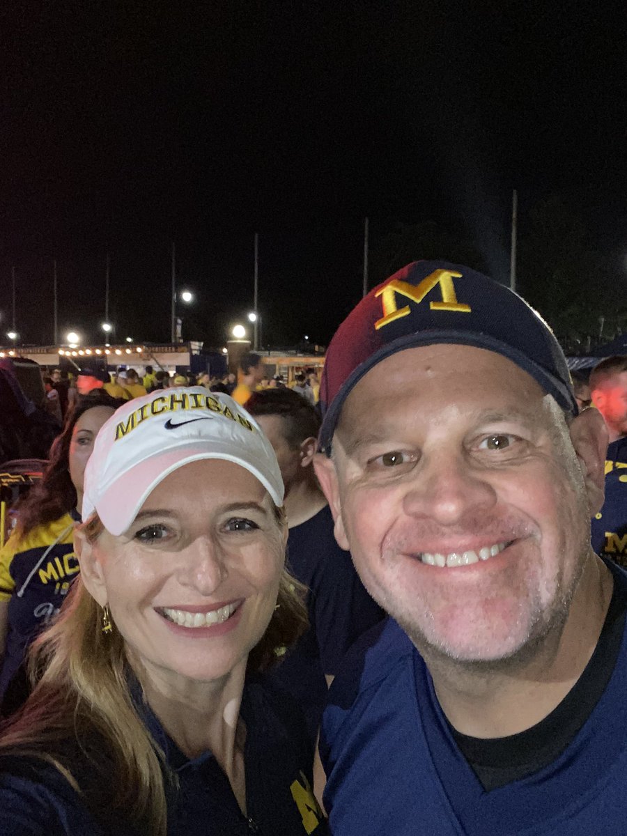 MiMaShopStyle's tweet photo. Saturday Night Lights #bighouselive #GoBlue https://t.co/iwuN6HW1Ca