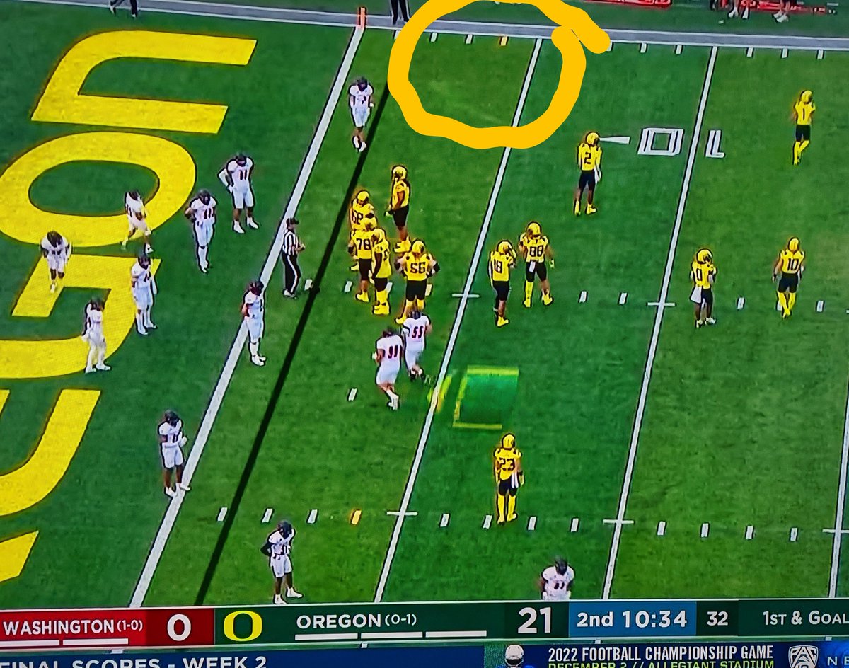 coreydu's tweet photo. Yes, the four yard markers are highlighted in yellow at Autzen tonight. @oregonfootball @spencer_webb_18 #forfour #spiderwebb #GoDucks 🦆🏈💛🕸️4️⃣ https://t.co/ChFGgcj4ND
