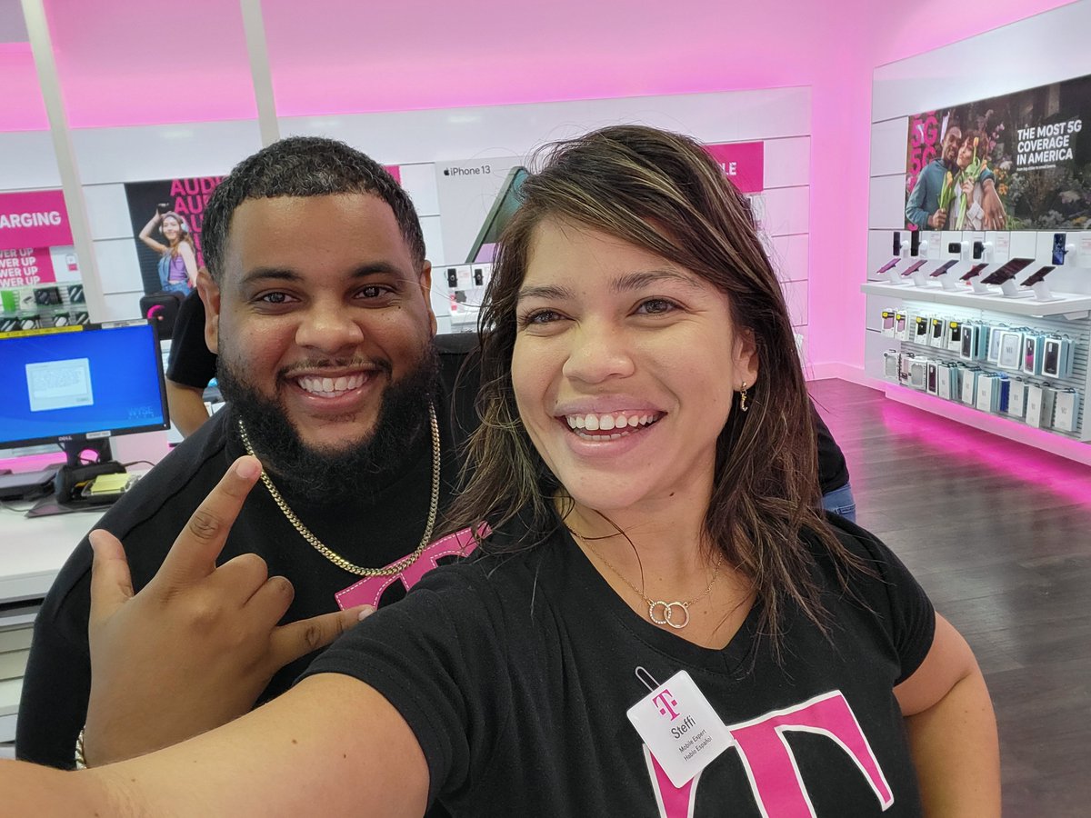 SteffiCarrascal's tweet photo. Among great leaders πͺπ½
#MagentaLeaders
#BossLife
#TmobileLife https://t.co/lzWOoKHgfA