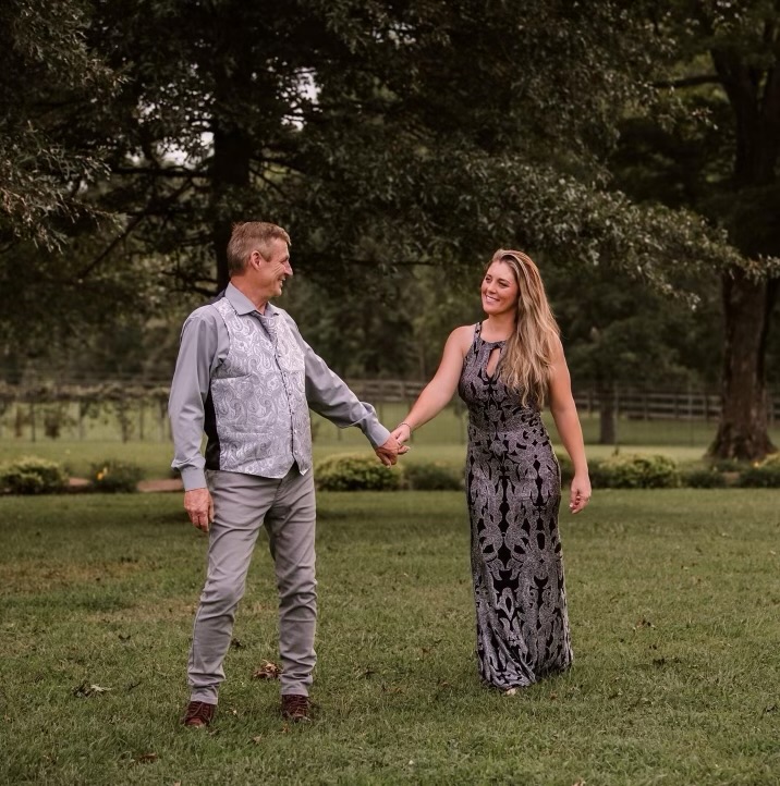 LorettaLynn's tweet photo. Wishing my Ernest Ray and his wife Crystal the happiest of anniversaries today! I swear she needs a medal many a days! I sure love them. #son #daughterinlove #loveisthefoundation https://t.co/ZI39mELlb5