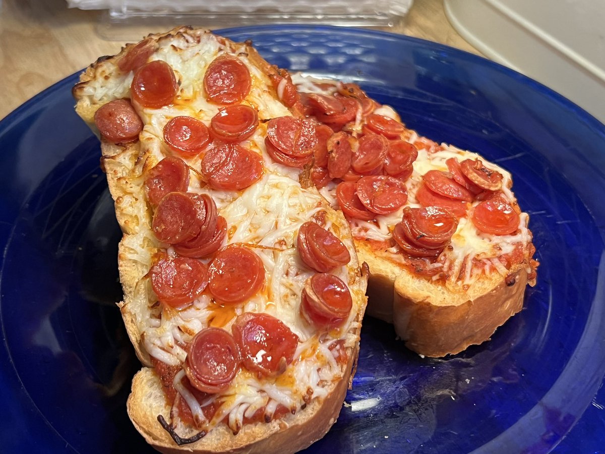 FishBowlFamily's tweet photo. 🥖 French Bread Pizza 🍕  
#welovepizza #makingpizza #FishBowlFamily #saturdayeats https://t.co/lr8eCaBS7M