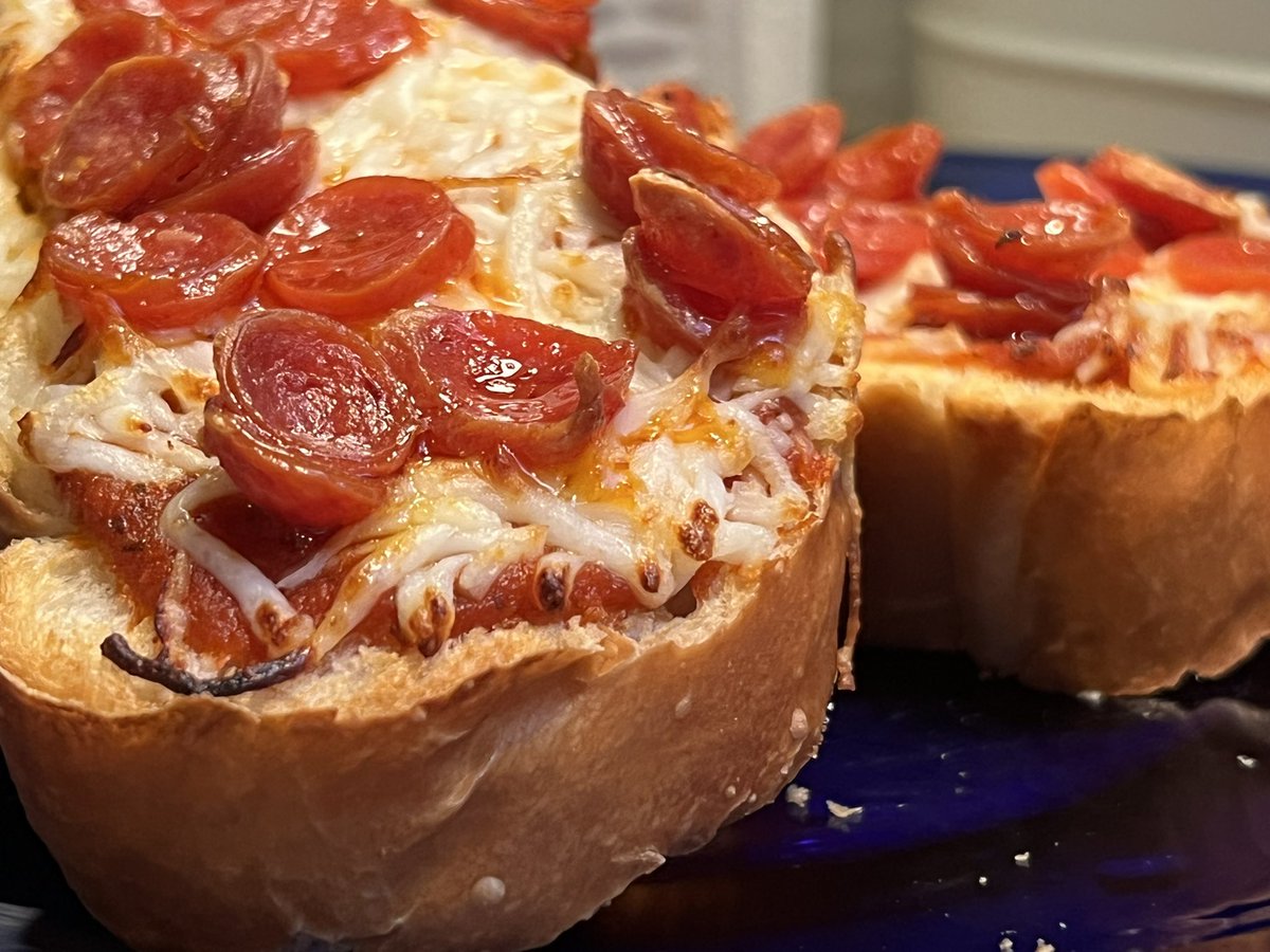 FishBowlFamily's tweet photo. 🥖 French Bread Pizza 🍕  
#welovepizza #makingpizza #FishBowlFamily #saturdayeats https://t.co/lr8eCaBS7M