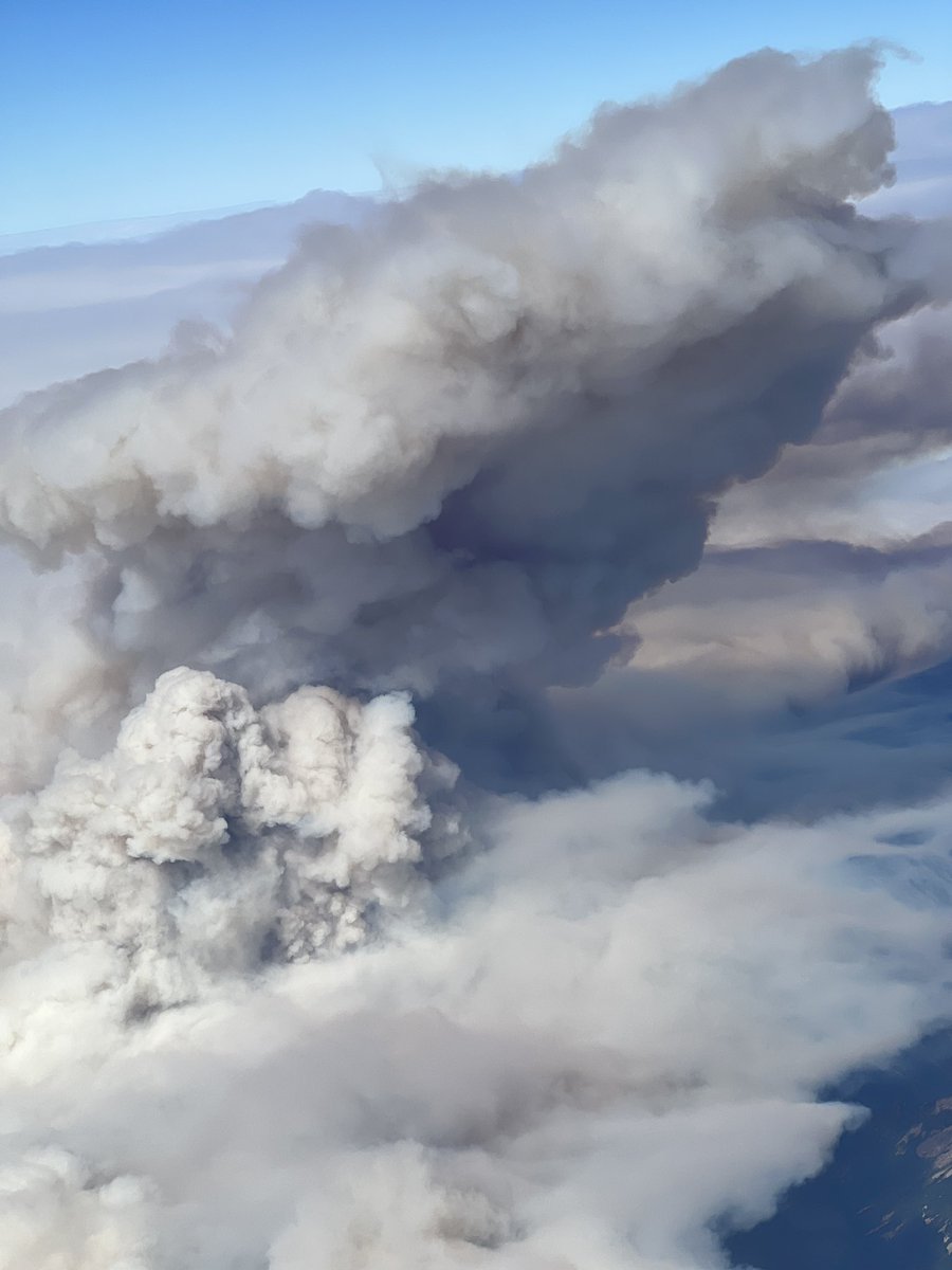 lindadalton's tweet photo. View from my #Delta flight into Seattle today from Paris! #boltcreekfire #skykomish #washingtonwildfire https://t.co/J55fYNEwO5