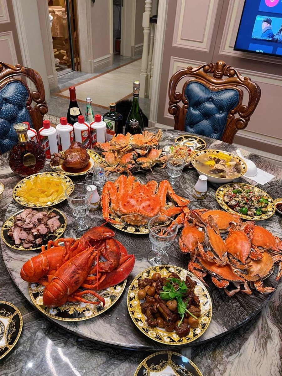 luck_kyra's tweet photo. happy mid-autumn dinner #Food  #lobster #King crab #Maotai #Moon Festival https://t.co/Tnve7pjYJ0