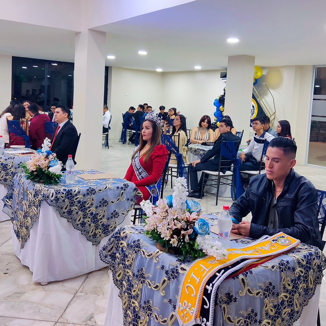 uaic_utmach's tweet photo. 👸🏻 #ReinaFIC2022
Se desarrolló el Baile de Gala y Eleccion de la Reina FIC 2022, cuya designación recayó en la Srta. Yessenia Lisseth Carreño. La Virreina de la FIC es la Srta. Ivanna Pauleth Álvarez y la Srta. Simpatía es la Srta. María Daniela Garcés.

#49AñosFIC https://t.co/DB0CImj66l