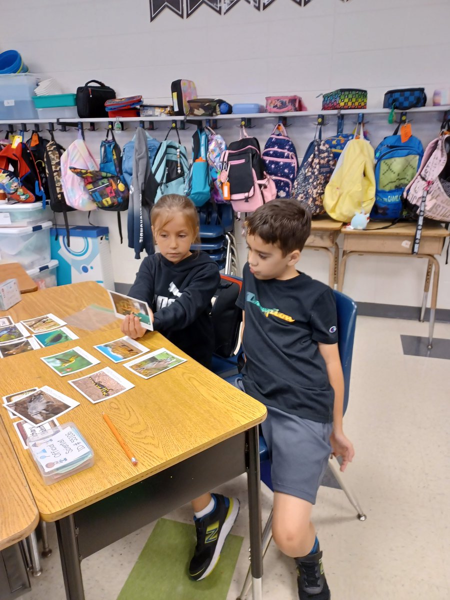 mkjeldsen2's tweet photo. Science discussion on animal traits, similarities and differences! They really enjoyed it!  #oakridgemustangs https://t.co/0iJkKke62D