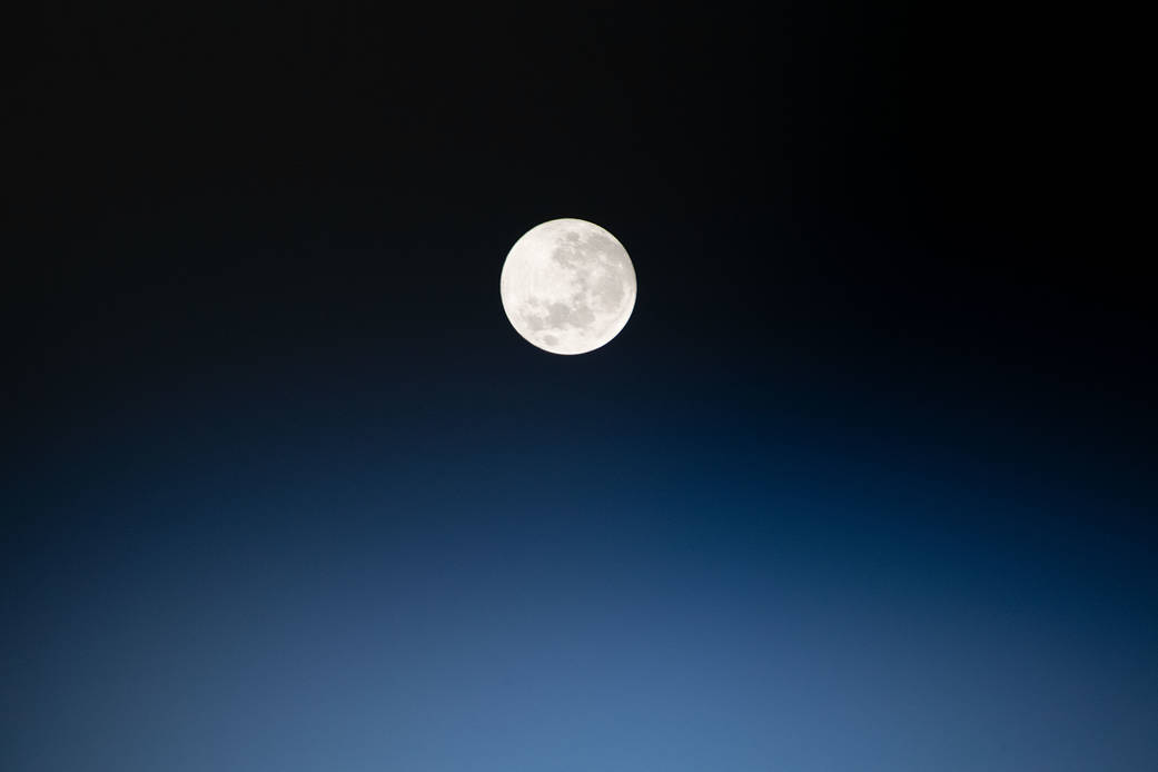 The full moon above Peru https://t.co/MxWmY7Q2ZY