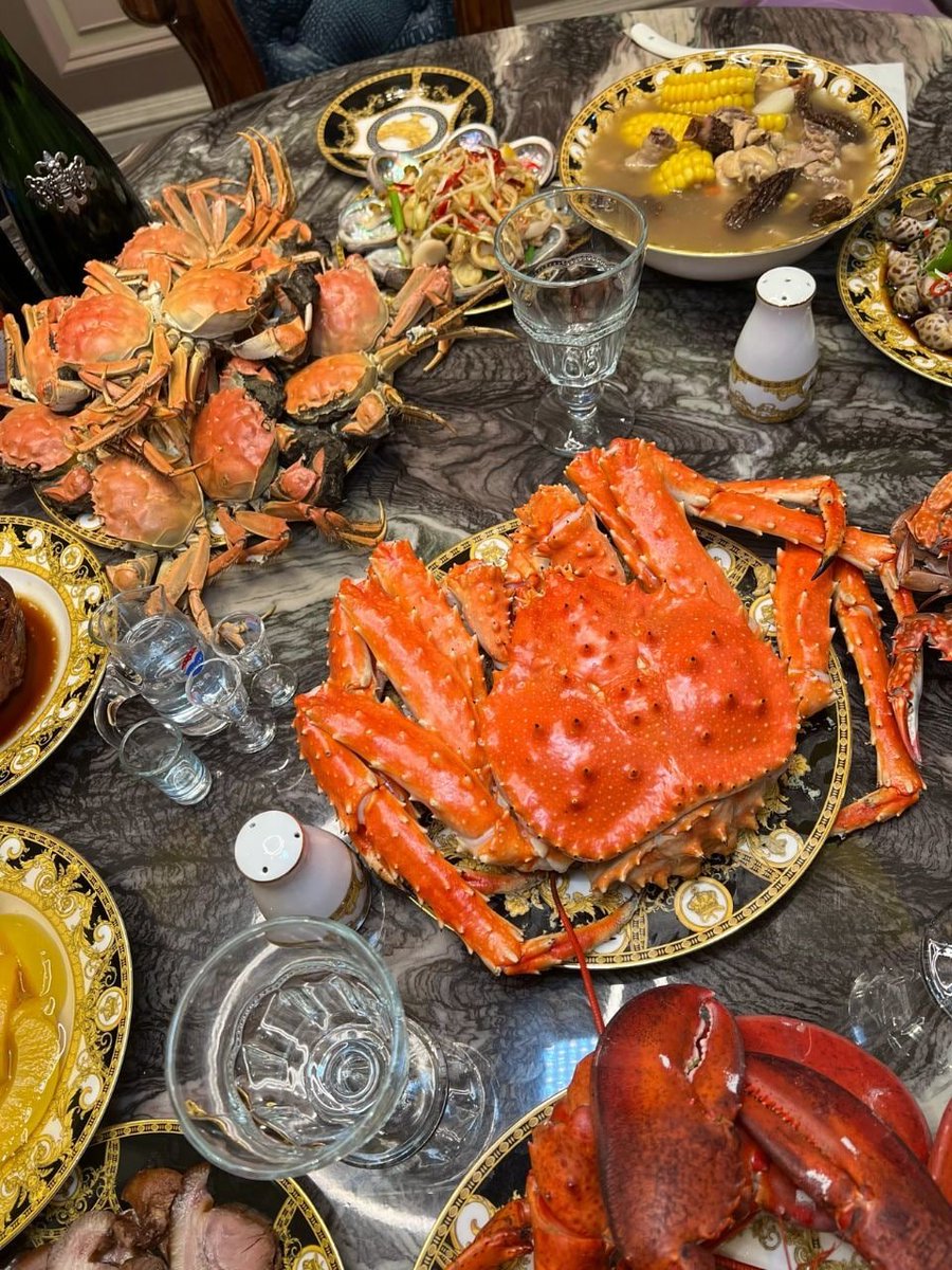 luck_kyra's tweet photo. happy mid-autumn dinner #Food  #lobster #King crab #Maotai #Moon Festival https://t.co/Tnve7pjYJ0