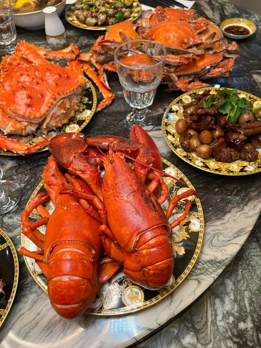 luck_kyra's tweet photo. happy mid-autumn dinner #Food  #lobster #King crab #Maotai #Moon Festival https://t.co/Tnve7pjYJ0