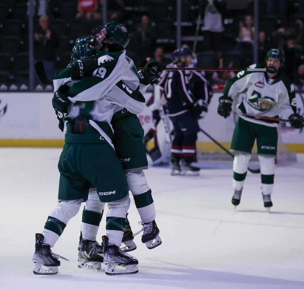 WHLsilvertips's tweet photo. Carter Bear’s first in a Tips uniform, from Jesse Heslop and Julien Maze.

The future is bright.

📸: @kristinophotos 

#LetsGoTips https://t.co/QF29n2JYhu