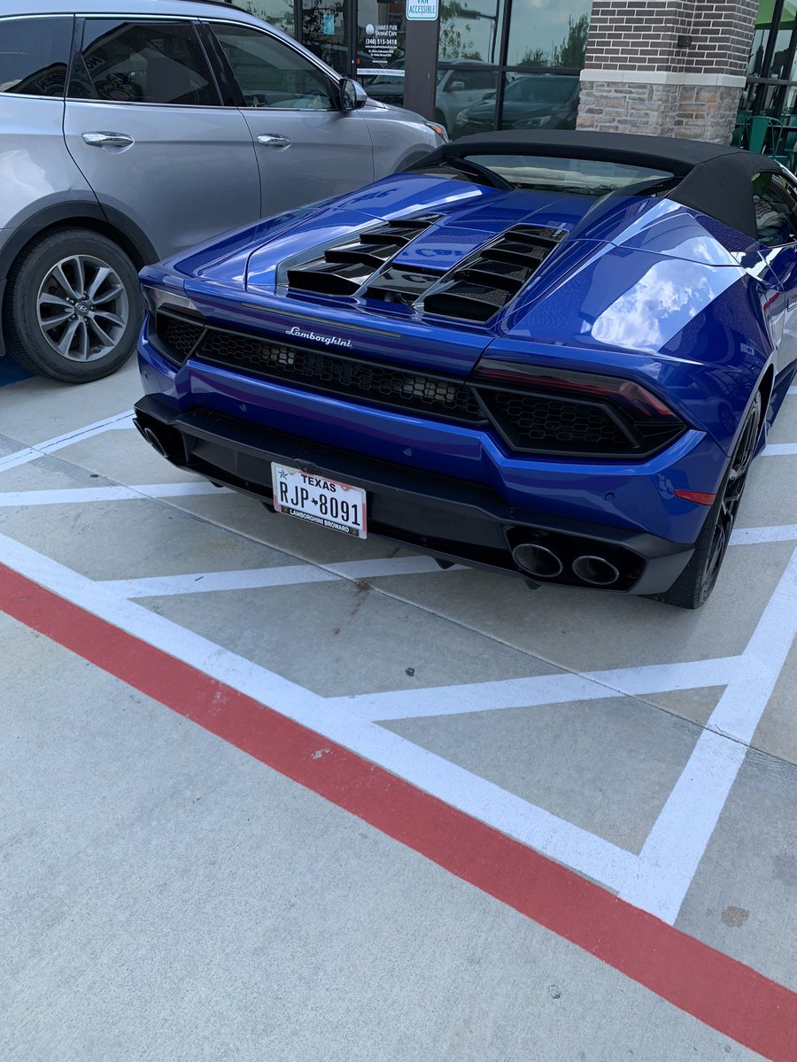 spy_alelo's tweet photo. Oh poor guy, he got a nice fat ticket and almost gets his ride towed away. All he wanted to do was to use the stripped Lambo parking zone. https://t.co/uv6yWDmGME