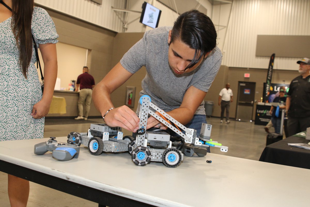 taylorducks's tweet photo. Legacy students sharing the fun of robotics at today's Expo. #ThisIsTaylorISD https://t.co/JpNgZiieP5