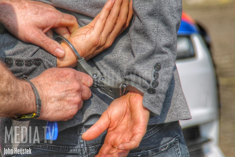 Agressieve verdachte onwel na aanhouding in Rhoon: Rijksrecherche start onderzoek - mediatv.nl/agressieve-ver…