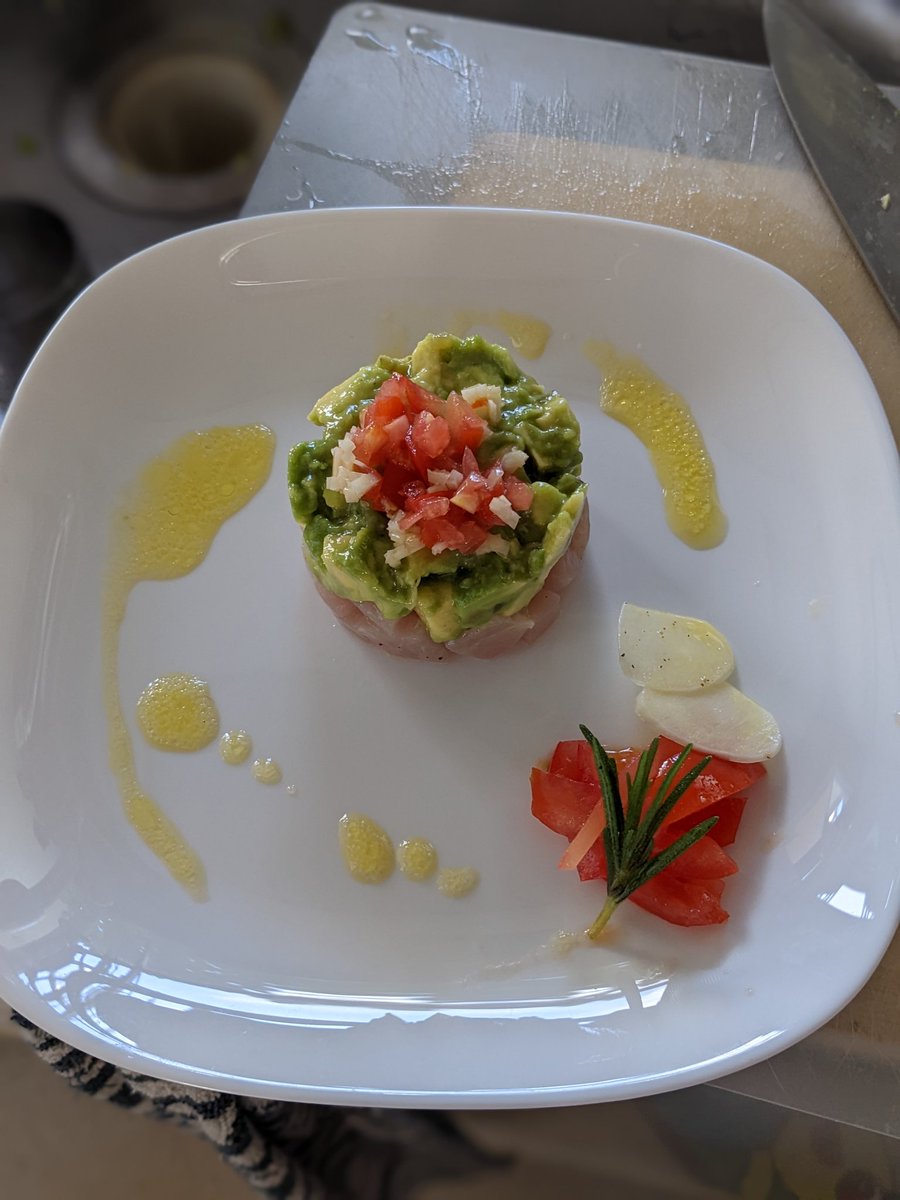 試作品作り！白身魚とアボカドのタルタル🐟
妻に試食してもらった結果うまい！いただきました🙌
でも、にんにくのみじん切りはいらないとズバッと😅
