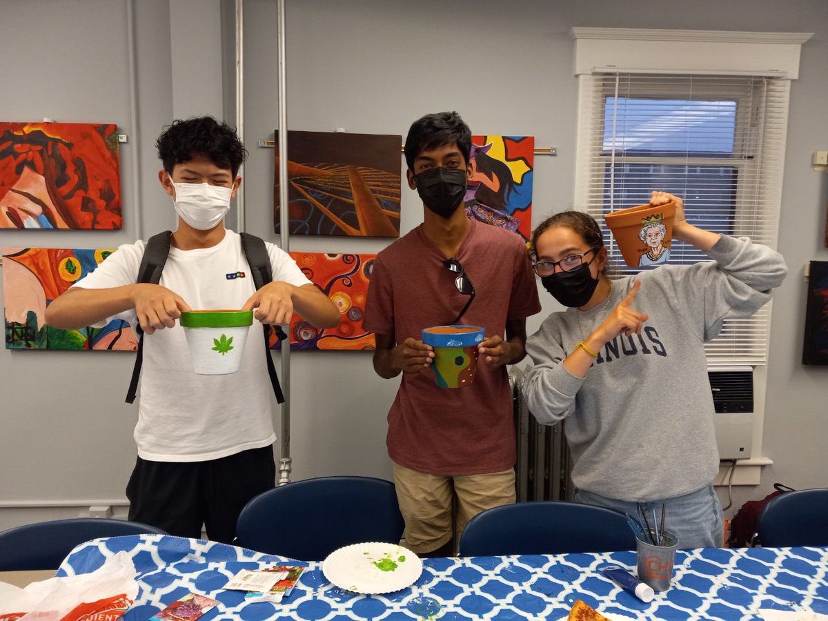 CHPIllinois's tweet photo. First honors after dark: Planting event run by HSC Art was a success! 
Here are some pictures of our students and a joke:

Why are plants great emotional support? 
Because they be-leaf in you! 🪴 
#illini https://t.co/n8w867ei6B