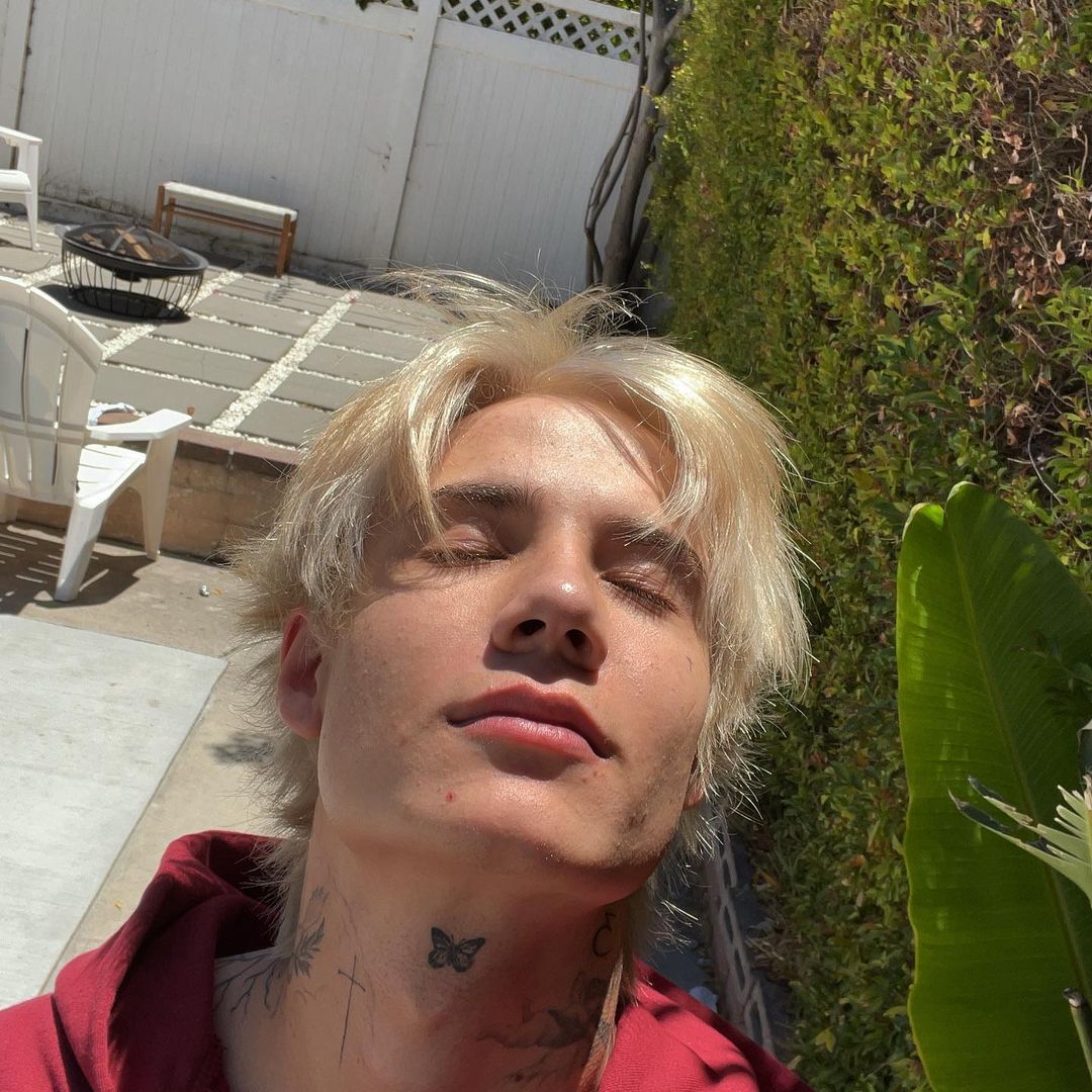 ImJustAStray's tweet image. long blonde hair era feels like a fever dream