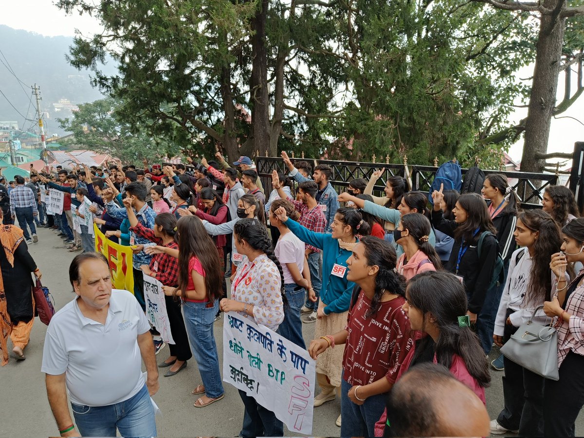 sfihpu's tweet photo. In order to hide the fraud in the #recruitment of professors in the HPU, the hanger org. of the Admin. and the Govt, which is creating a violent atmosphere in the state, has strongly condemned it. SFI staged a dharna outside the DC office and demanded a judicial inquiry.
#sfihpu https://t.co/zWYzKiQ0Ug