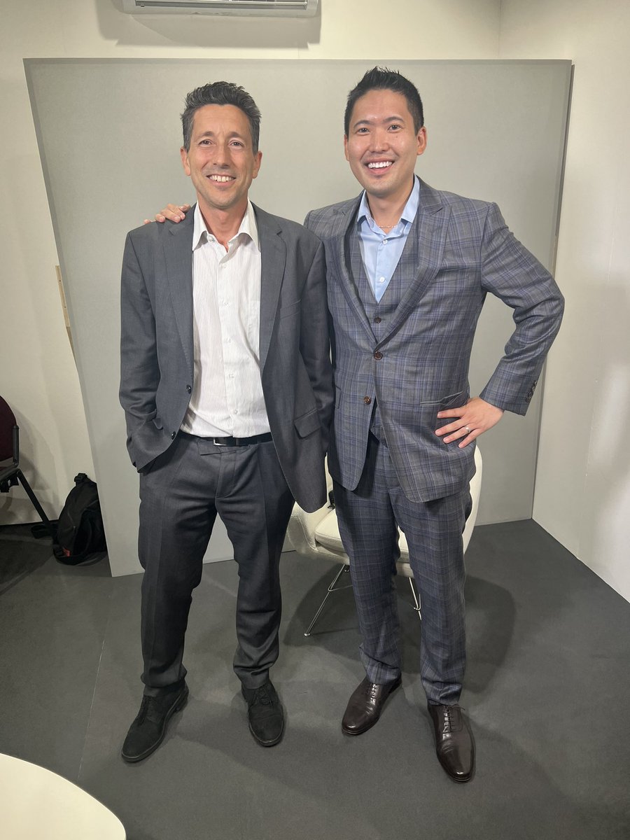 danielsugaimd's tweet photo. Debunking myths w/ Dr. Passeron at the #EADVCongress …blue light from your devices are most likely not signficant even with chronic exposure. Visible light from the sun is quite significant esp for POC (can worsen #melasma) &amp; iron oxides (tint) is crucial @LaRochePosayInt https://t.co/jqeUz30DTa