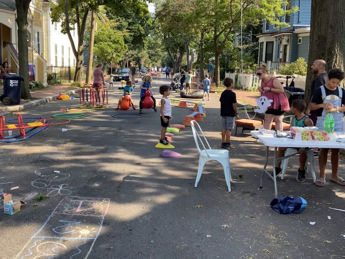 danielmwolf's tweet image. Today we had three #PlayStreets in #CambMA. What a delightful way to be in community with neighbors. #PublicSpaceLab